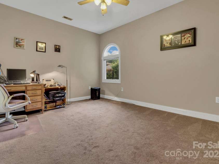 44 Pacifico Drive, Asheville, NC 28806.  MLS# CAR4279383, YatesRealty ID 25776. 