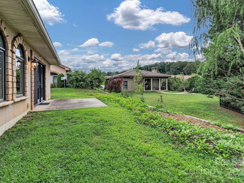 44 Pacifico Drive, Asheville, NC 28806.  MLS# CAR4279383, YatesRealty ID 25776. 