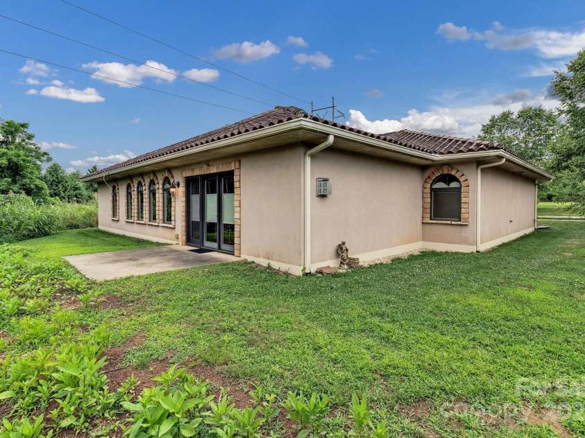 44 Pacifico Drive, Asheville, NC 28806.  MLS# CAR4279383, YatesRealty ID 25776. 