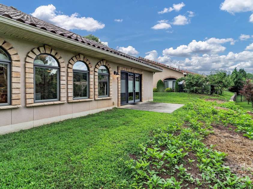 44 Pacifico Drive, Asheville, NC 28806.  MLS# CAR4279383, YatesRealty ID 25776. 