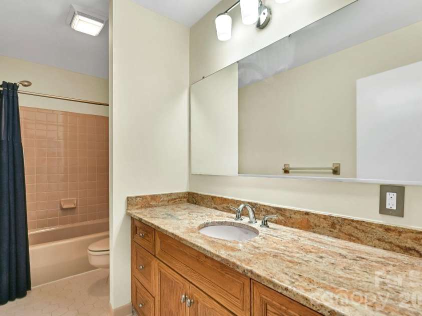 22 Robinhood Road, Asheville, NC 28804.  MLS# CAR4380317, YatesRealty ID 25778. Upper Level Bath