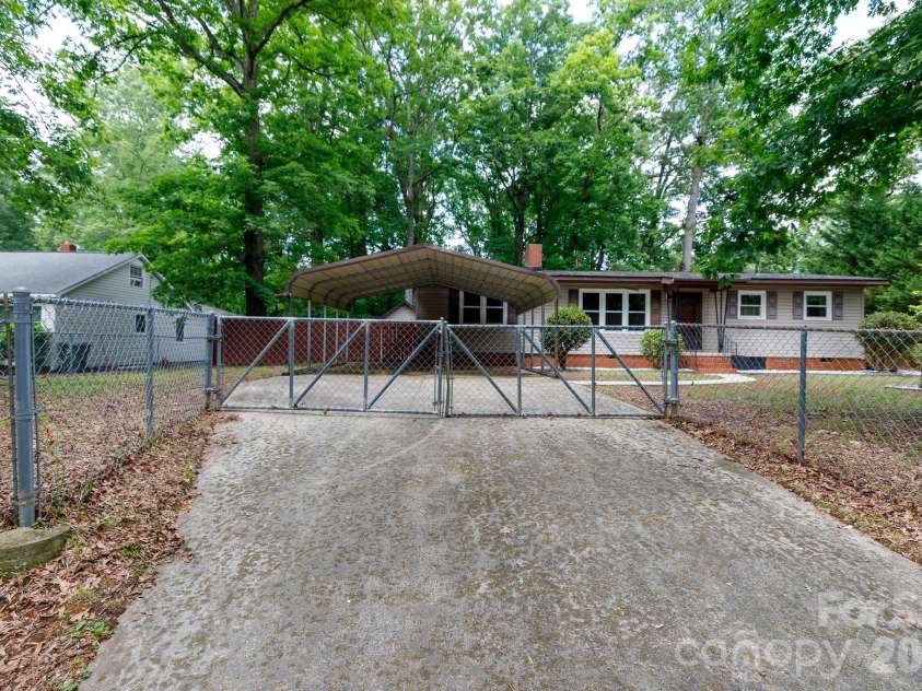 202 Woodlawn Drive, York, SC 29745.  MLS# CAR4386882, YatesRealty ID 25779. 