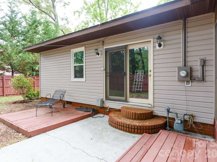 202 Woodlawn Drive, York, SC 29745.  MLS# CAR4386882, YatesRealty ID 25779. 
