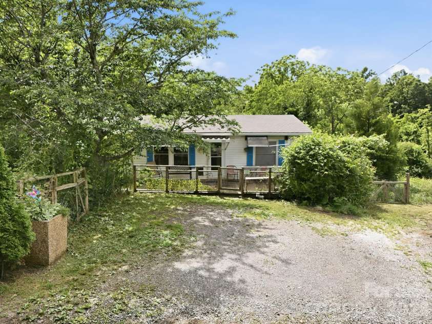 131 Vinewood Circle, Asheville, NC 28806.  MLS# CAR4387003, YatesRealty ID 25780. 