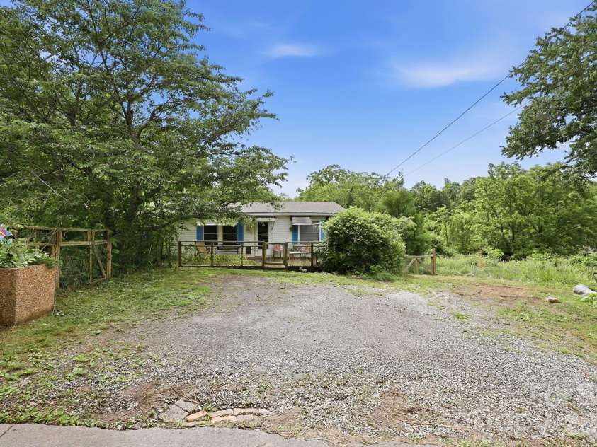 131 Vinewood Circle, Asheville, NC 28806.  MLS# CAR4387003, YatesRealty ID 25780. 
