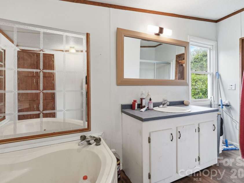 131 Vinewood Circle, Asheville, NC 28806.  MLS# CAR4387003, YatesRealty ID 25780. 