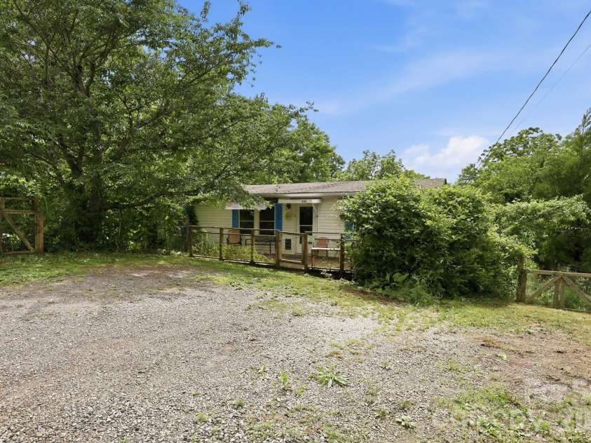 131 Vinewood Circle, Asheville, NC 28806.  MLS# CAR4387003, YatesRealty ID 25780. 