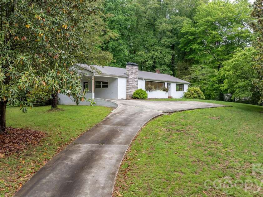 436 Hibriten Drive, Lenoir, NC 28645.  MLS# CAR4386945, YatesRealty ID 25784. 