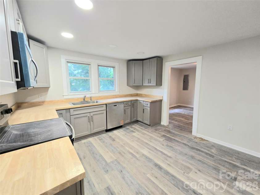 357 8th Avenue Drive, Hickory, NC 28602.  MLS# CAR4386991, YatesRealty ID 25786. 