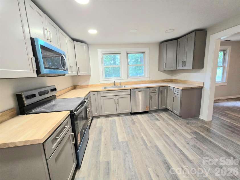 357 8th Avenue Drive, Hickory, NC 28602.  MLS# CAR4386991, YatesRealty ID 25786. 