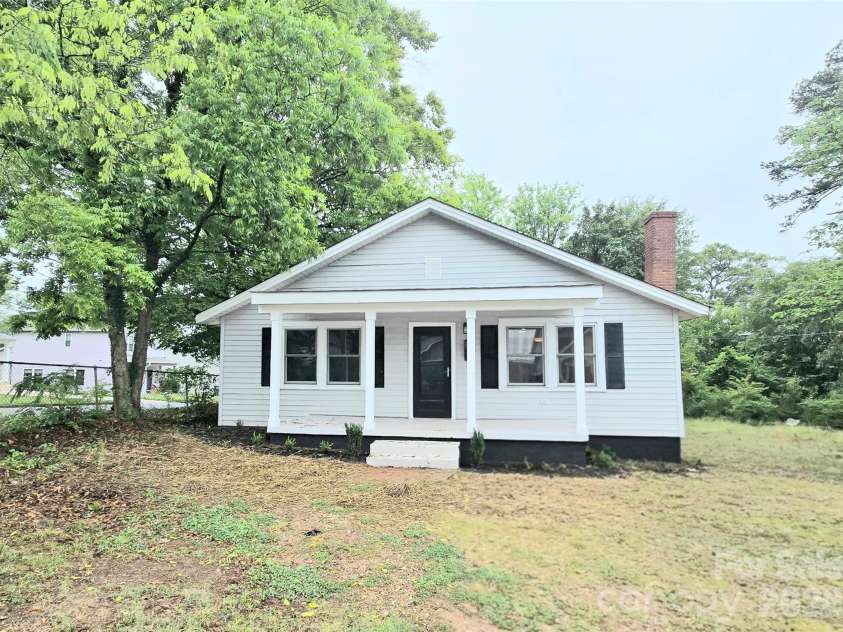357 8th Avenue Drive, Hickory, NC 28602.  MLS# CAR4386991, YatesRealty ID 25786. 