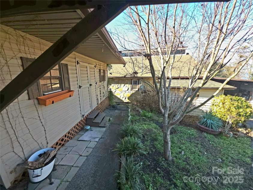 220 Yachtsman Drive, Salisbury, NC 28146.  MLS# CAR4331745, YatesRealty ID 2579. 