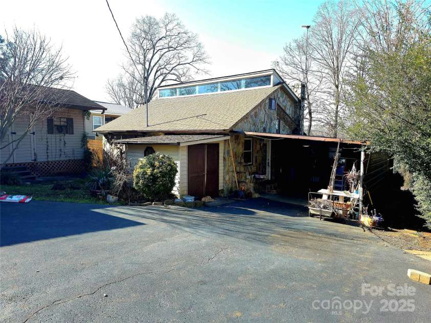 220 Yachtsman Drive, Salisbury, NC 28146.  MLS# CAR4331745, YatesRealty ID 2579. 