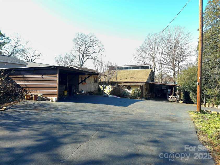 220 Yachtsman Drive, Salisbury, NC 28146.  MLS# CAR4331745, YatesRealty ID 2579. 