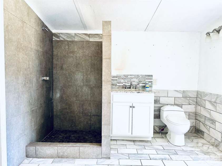 4191 Deerfield Drive, Maiden, NC 28650.  MLS# CAR4386759, YatesRealty ID 25790. En Suite Bath