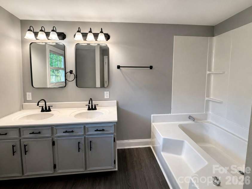1115 Wilson W Lee Boulevard, Statesville, NC 28677.  MLS# CAR4386897, YatesRealty ID 25791. Full Bathroom #1