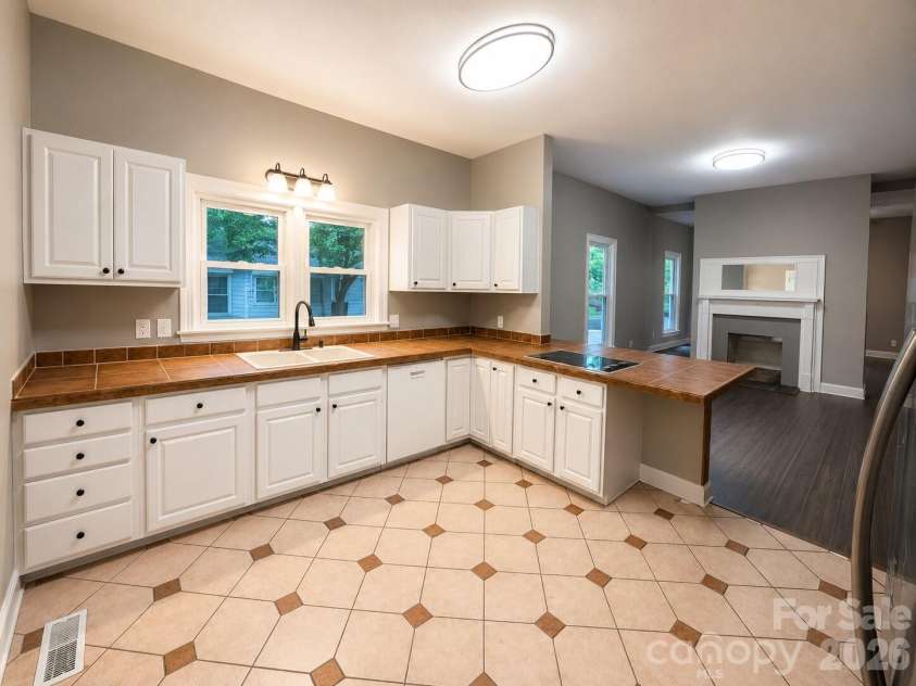 1115 Wilson W Lee Boulevard, Statesville, NC 28677.  MLS# CAR4386897, YatesRealty ID 25791. Kitchen