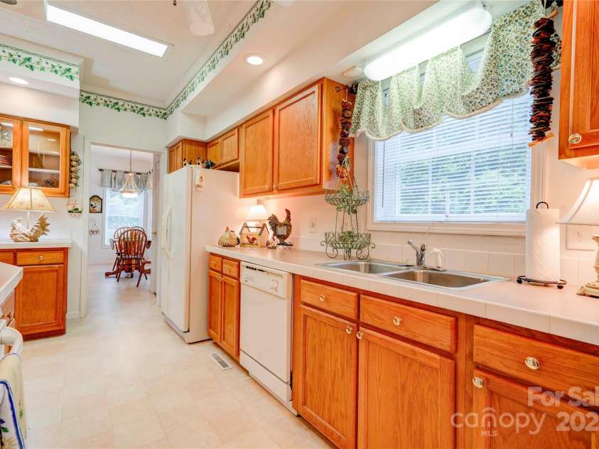 2606 Greenville Highway, Flat Rock, NC 28731.  MLS# CAR4281238, YatesRealty ID 25792. Kitchen