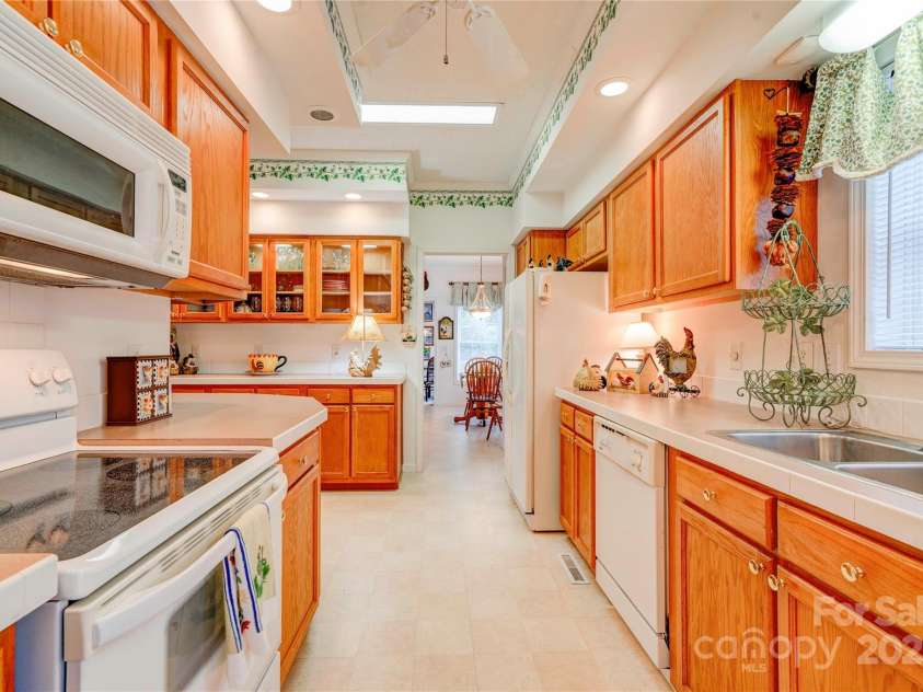 2606 Greenville Highway, Flat Rock, NC 28731.  MLS# CAR4281238, YatesRealty ID 25792. Kitchen