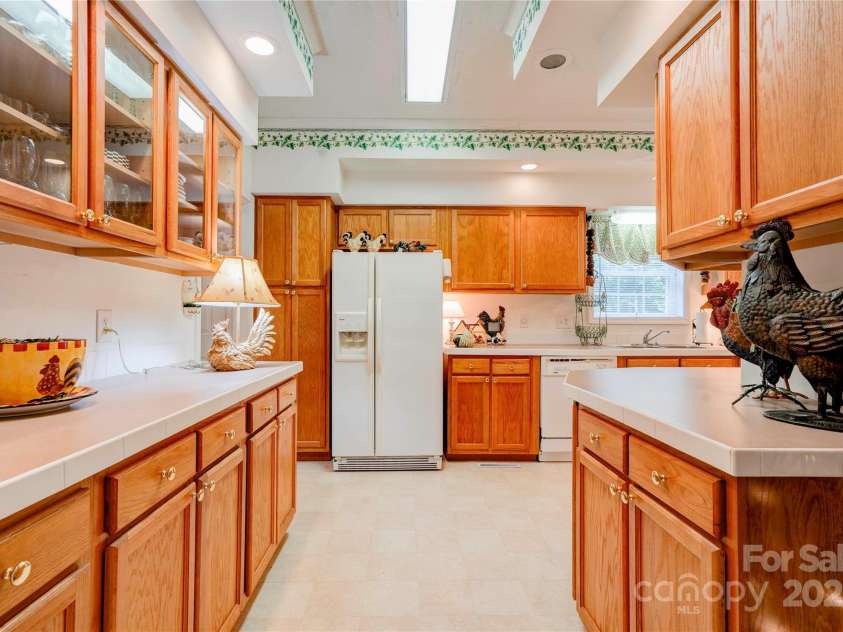 2606 Greenville Highway, Flat Rock, NC 28731.  MLS# CAR4281238, YatesRealty ID 25792. Kitchen