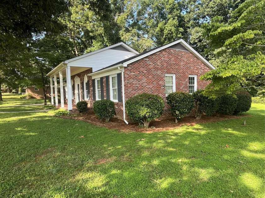 504 Mount Vernon Drive, Albemarle, NC 28001.  MLS# CAR4281461, YatesRealty ID 25793. 