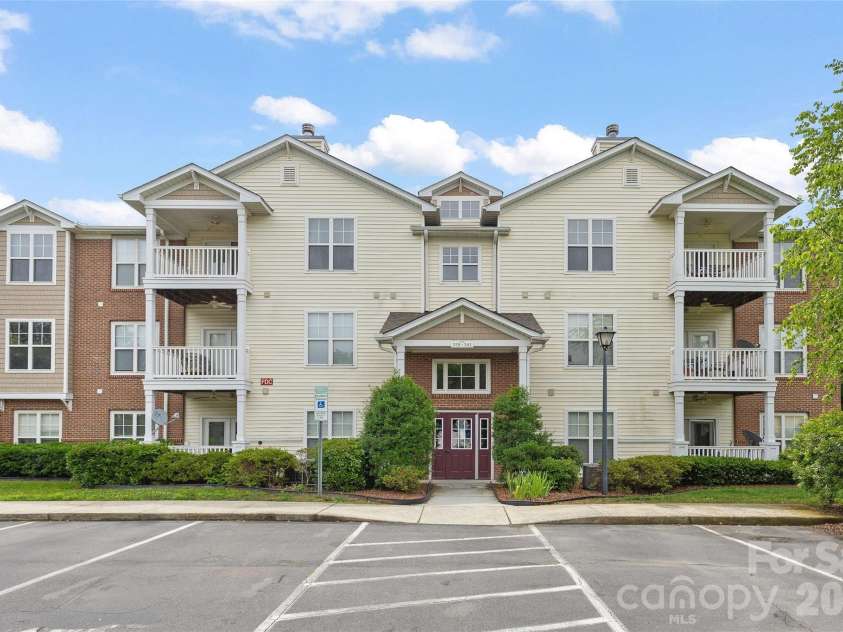 333 Westbend Drive, Charlotte, NC 28262.  MLS# CAR4386610, YatesRealty ID 25798. 