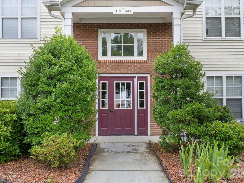 333 Westbend Drive, Charlotte, NC 28262.  MLS# CAR4386610, YatesRealty ID 25798. 