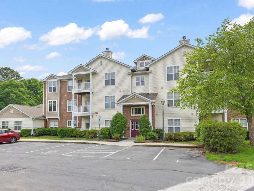 333 Westbend Drive, Charlotte, NC 28262.  MLS# CAR4386610, YatesRealty ID 25798. 