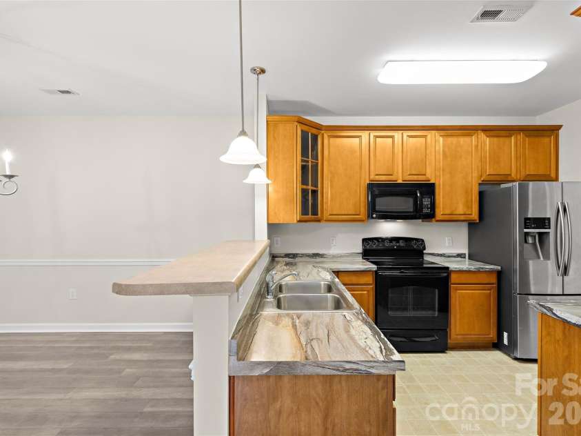 333 Westbend Drive, Charlotte, NC 28262.  MLS# CAR4386610, YatesRealty ID 25798. 