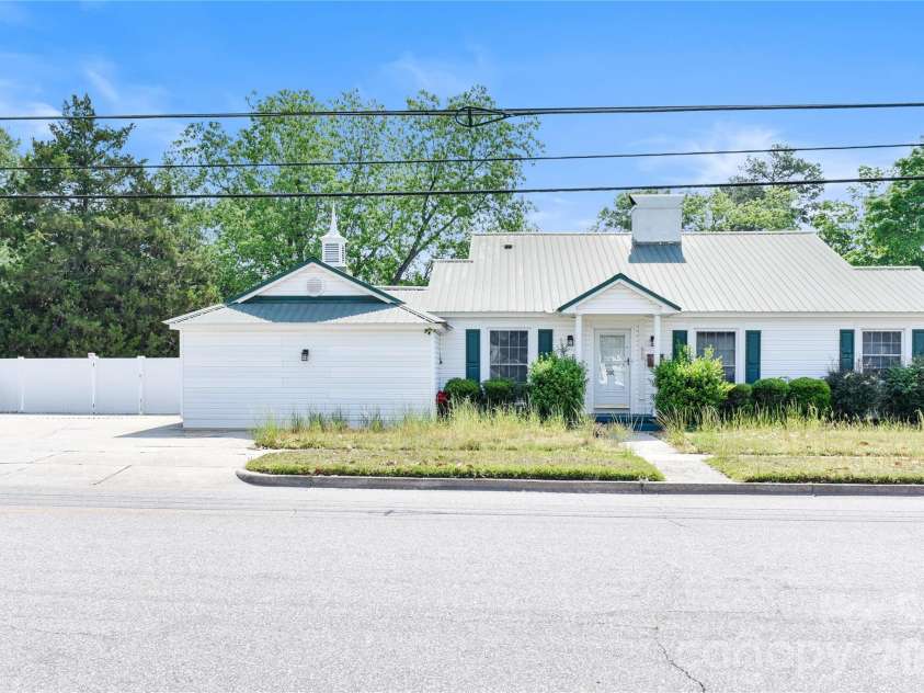 500 Godwin Avenue, Lumberton, NC 28358.  MLS# CAR4386783, YatesRealty ID 25799. 