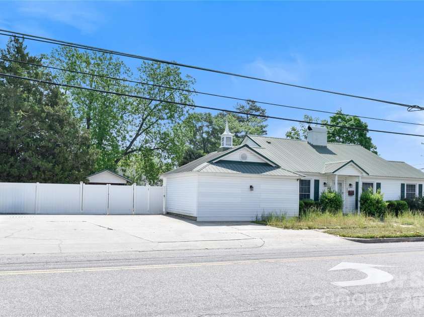 500 Godwin Avenue, Lumberton, NC 28358.  MLS# CAR4386783, YatesRealty ID 25799. 