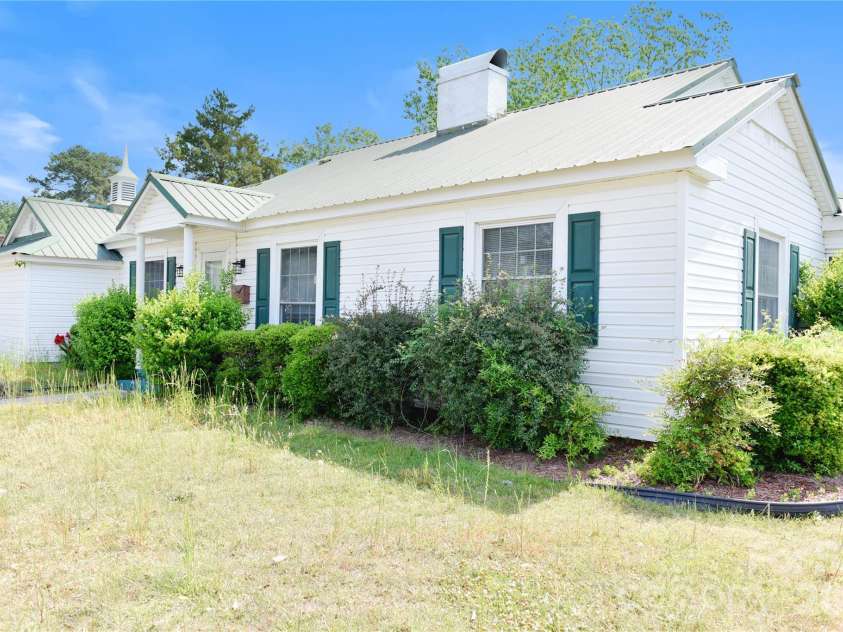 500 Godwin Avenue, Lumberton, NC 28358.  MLS# CAR4386783, YatesRealty ID 25799. 