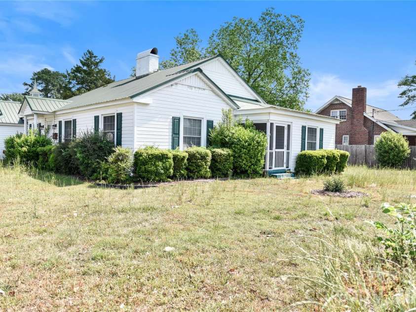 500 Godwin Avenue, Lumberton, NC 28358.  MLS# CAR4386783, YatesRealty ID 25799. 