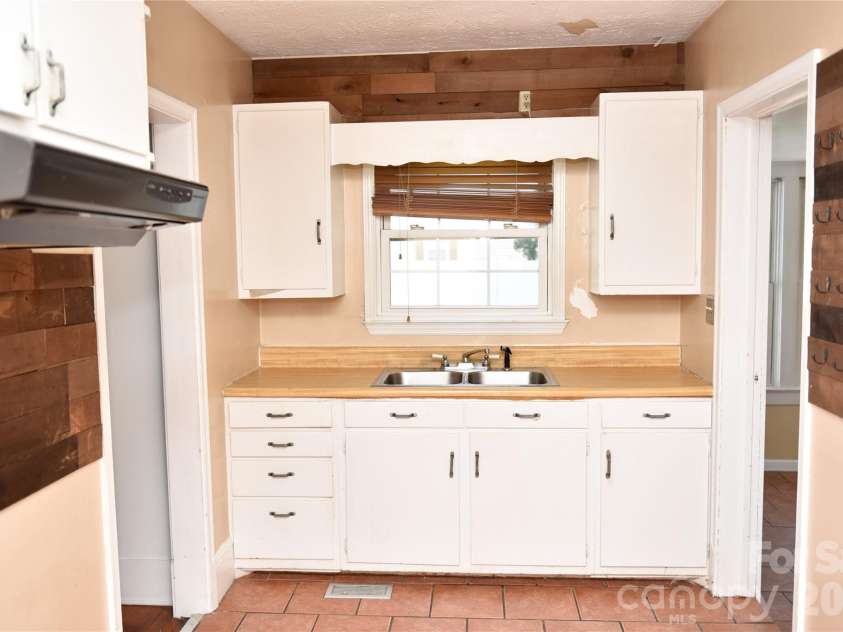 500 Godwin Avenue, Lumberton, NC 28358.  MLS# CAR4386783, YatesRealty ID 25799. 