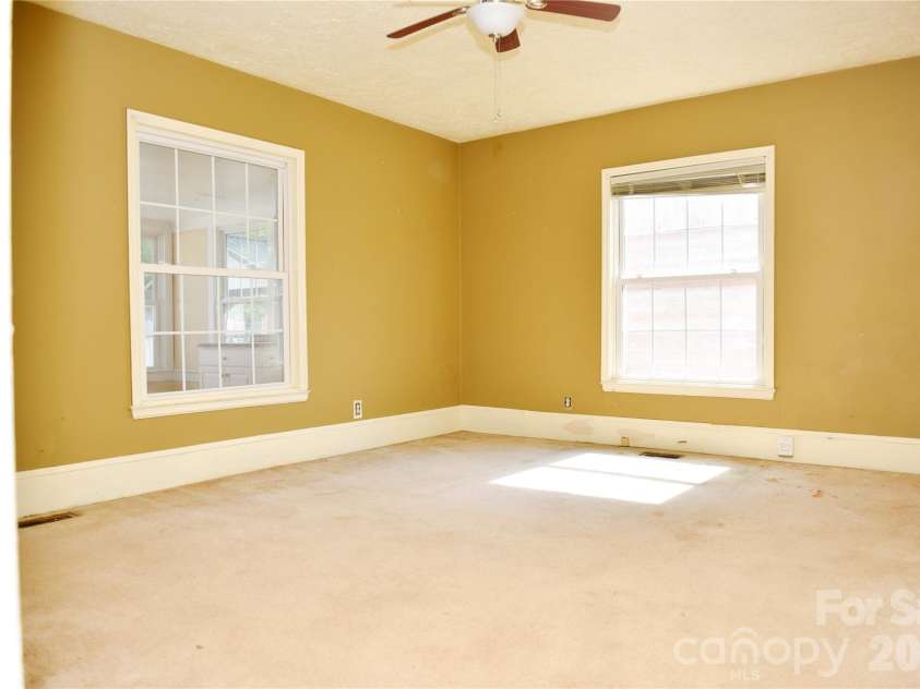 500 Godwin Avenue, Lumberton, NC 28358.  MLS# CAR4386783, YatesRealty ID 25799. 