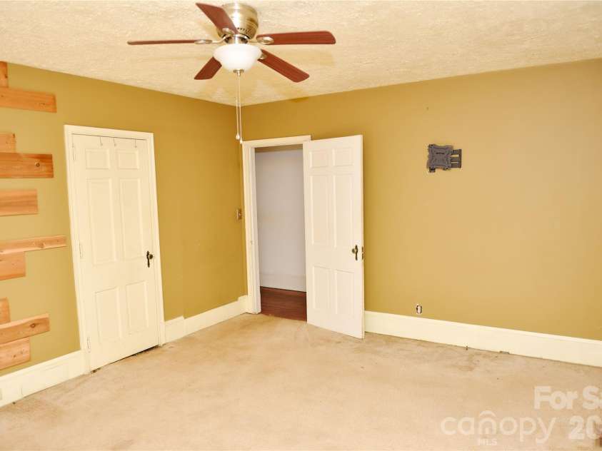 500 Godwin Avenue, Lumberton, NC 28358.  MLS# CAR4386783, YatesRealty ID 25799. 