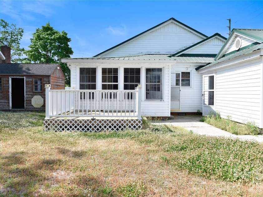 500 Godwin Avenue, Lumberton, NC 28358.  MLS# CAR4386783, YatesRealty ID 25799. 