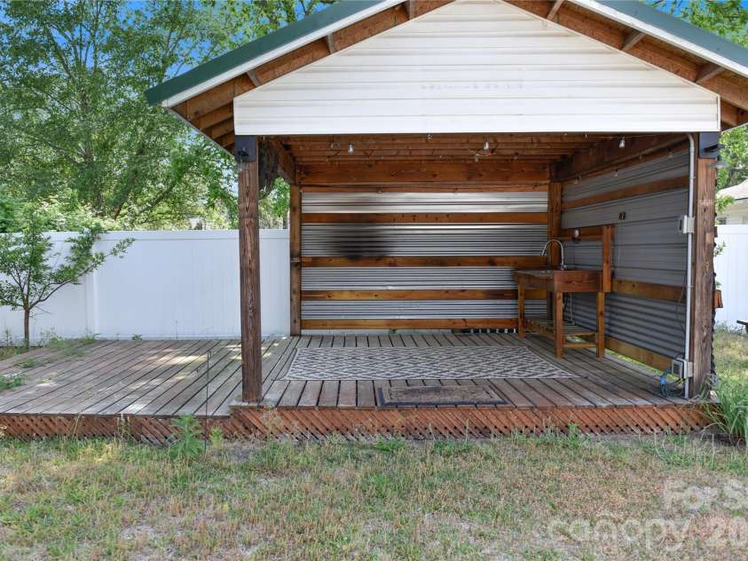500 Godwin Avenue, Lumberton, NC 28358.  MLS# CAR4386783, YatesRealty ID 25799. 