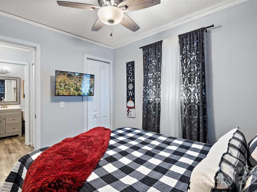 301 Pinnacle Inn Road, Beech Mountain, NC 28604.  MLS# CAR4245812, YatesRealty ID 258. 