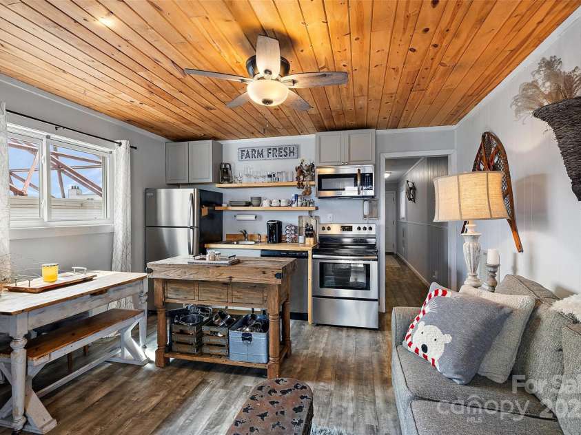 301 Pinnacle Inn Road, Beech Mountain, NC 28604.  MLS# CAR4245812, YatesRealty ID 258. 