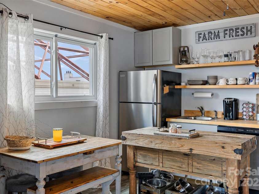 301 Pinnacle Inn Road, Beech Mountain, NC 28604.  MLS# CAR4245812, YatesRealty ID 258. 