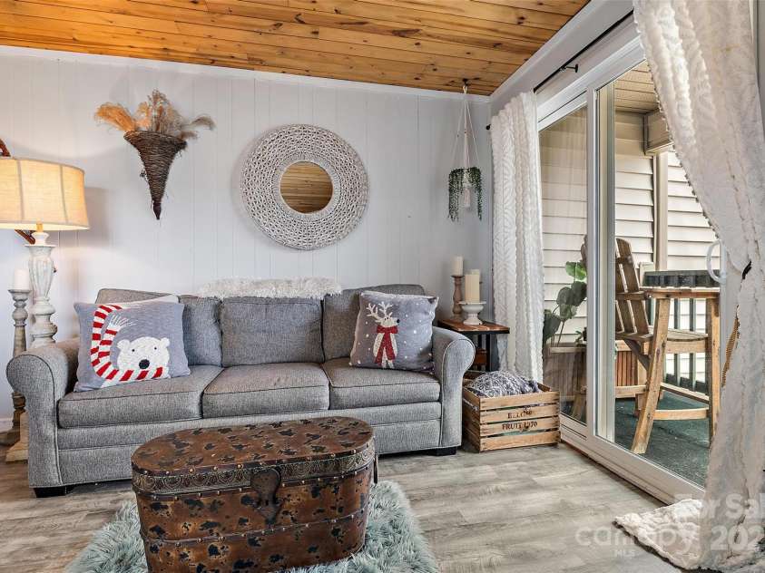 301 Pinnacle Inn Road, Beech Mountain, NC 28604.  MLS# CAR4245812, YatesRealty ID 258. 