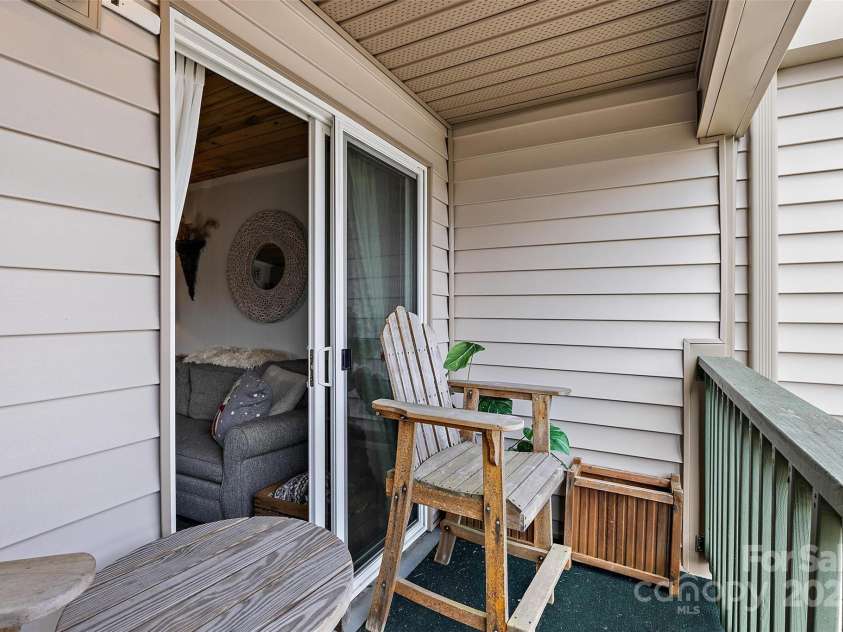 301 Pinnacle Inn Road, Beech Mountain, NC 28604.  MLS# CAR4245812, YatesRealty ID 258. 