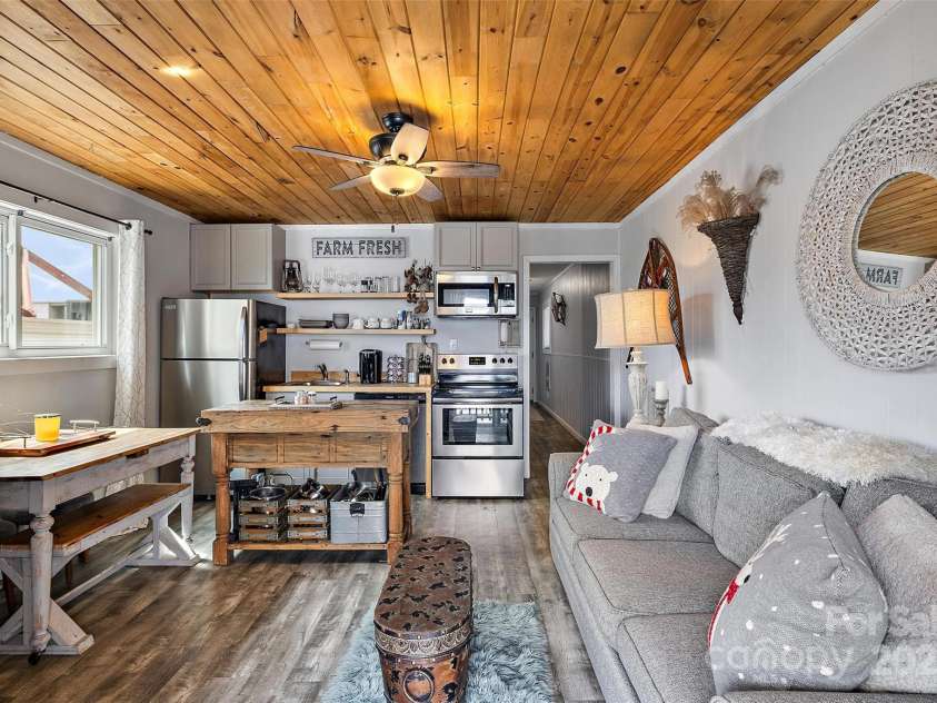 301 Pinnacle Inn Road, Beech Mountain, NC 28604.  MLS# CAR4245812, YatesRealty ID 258. 