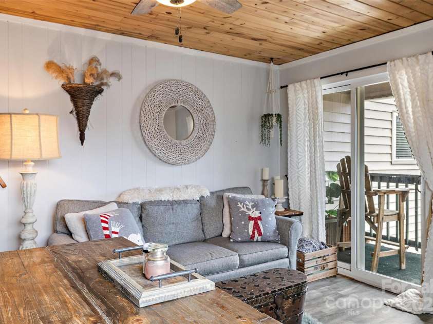 301 Pinnacle Inn Road, Beech Mountain, NC 28604.  MLS# CAR4245812, YatesRealty ID 258. 