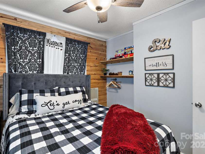 301 Pinnacle Inn Road, Beech Mountain, NC 28604.  MLS# CAR4245812, YatesRealty ID 258. Queen Size Bed