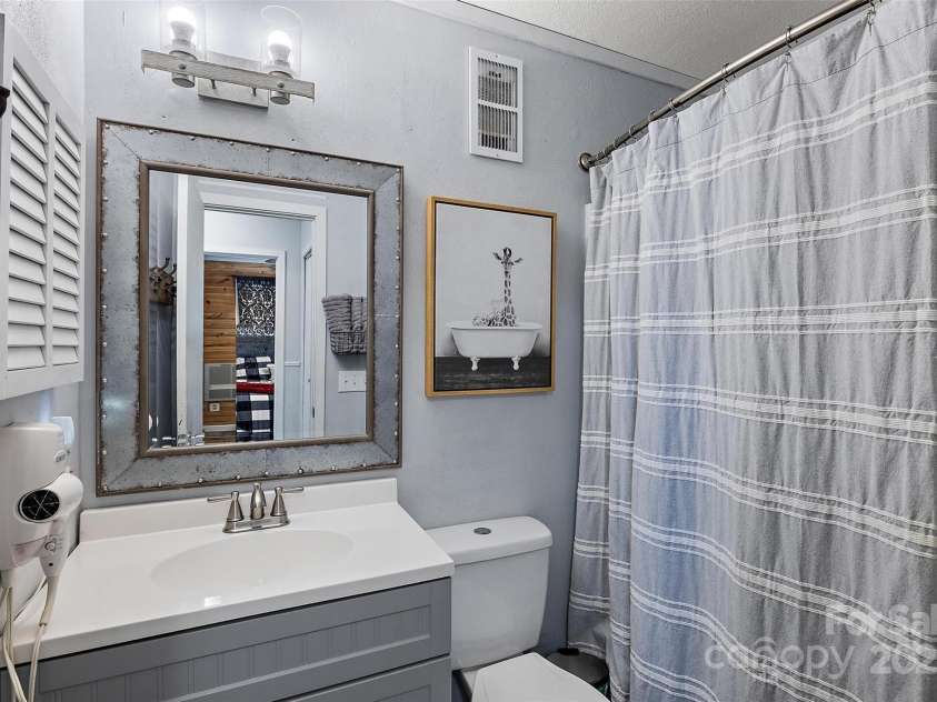 301 Pinnacle Inn Road, Beech Mountain, NC 28604.  MLS# CAR4245812, YatesRealty ID 258. Updated Bathroom