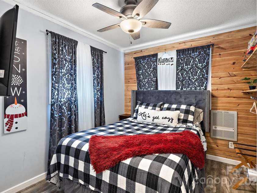 301 Pinnacle Inn Road, Beech Mountain, NC 28604.  MLS# CAR4245812, YatesRealty ID 258. Wood Accent Wall