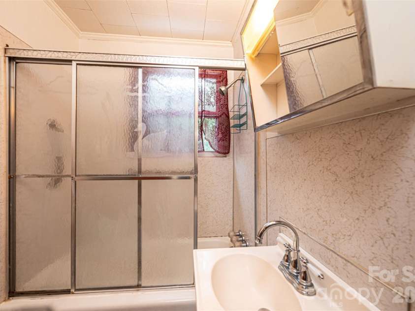 408 US Hwy 70A E Highway, Hildebran, NC 28637.  MLS# CAR4382969, YatesRealty ID 25800. Full Bath (Upstairs)