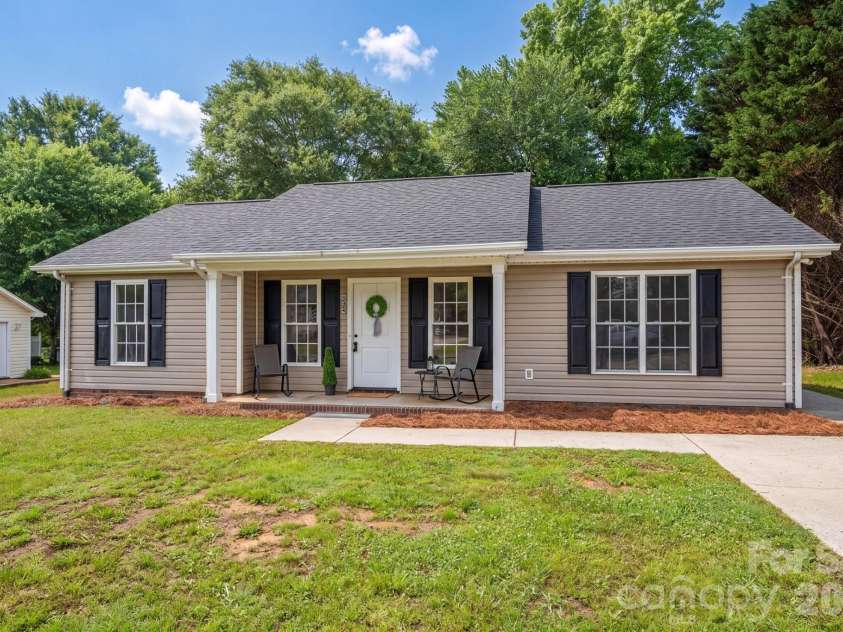 304 Springhill Lane, Maiden, NC 28650.  MLS# CAR4386880, YatesRealty ID 25801. 